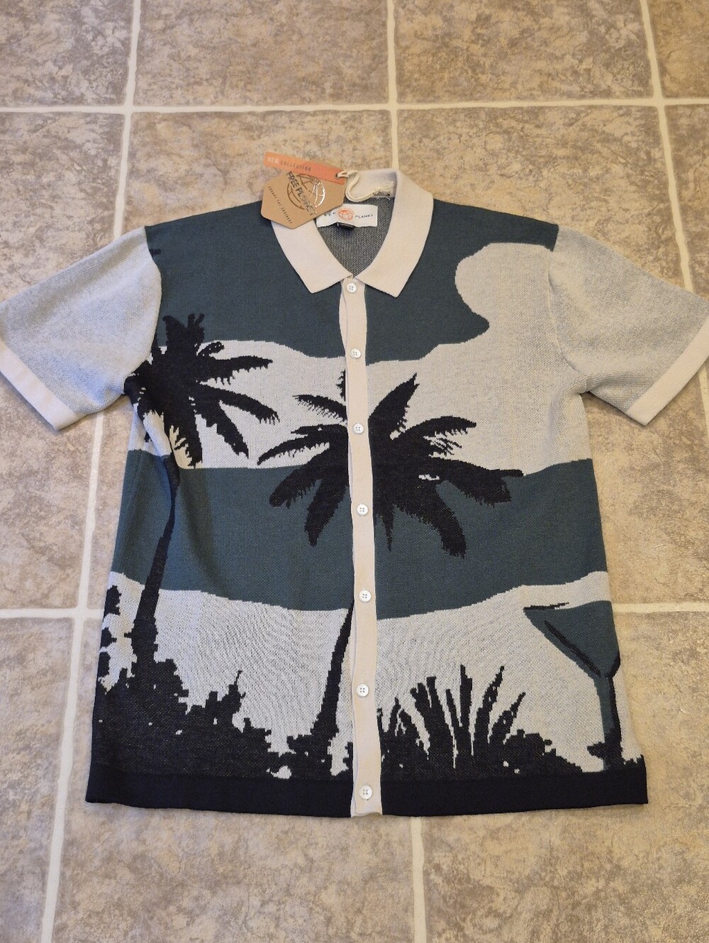 NWT Free Planet Men's Short-Sleeve Button Down Shirt Size Medium